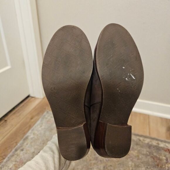 Vionic Serena Brown Suede Booties Size 6
Heels height - 1 3/4" - Picture 4 of 7